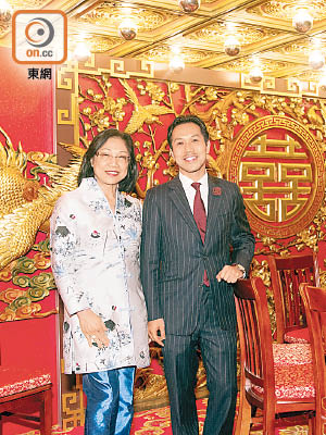 梁智宏（右）與媽媽梁甘秀玲（左）喜見龍鳳大禮堂重現。（受訪者提供）
