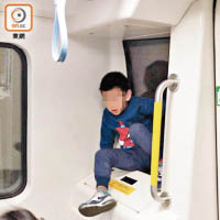 南港島線東段列車上，昨有小童攀爬車窗設施，引起安全憂慮。（讀者提供）