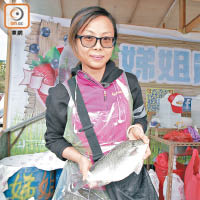郭女士指今年魚產量減少，但因市道差，不敢貿然加價。（洪業銘攝）