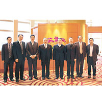 譚鐵牛（右四）前日已以中聯辦副主任身份接見華僑大學訪問團。（互聯網圖片）