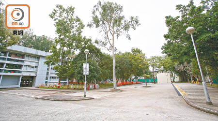 小樹林旁邊已有一個停車場，但醫管局仍計劃砍伐小樹林擴建停車場。