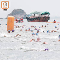 二千五百位泳手於淺水灣參加元旦冬泳，開展新一年首天。（梁耀榮攝）