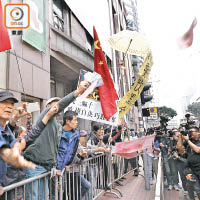 多名親建制團體代表向梁國雄等人撒溪錢表達不滿。