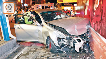 肇事房車車頭嚴重損毀。（張曉楠攝）