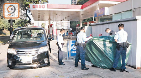 警員用帳篷掩蓋遺體調查。（左錦鴻攝）