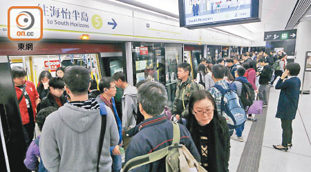 金鐘站南港島線月台昨早繁忙時間未見特別擠迫。（胡家豪攝）