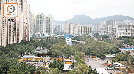 九龍灣宏照道一幅土地將分兩期興建五幢公屋，料可提供逾四千個單位。（溫國佳攝）