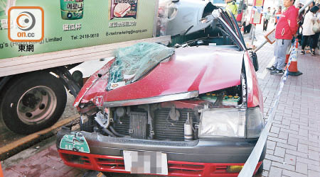 的士車頭撞入貨車底。（趙瑞麟攝）