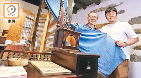 林東鵬（左）與拍檔杜學知製作並展出一疋名為「沙田藍」的藍色染布。（梁耀榮攝）