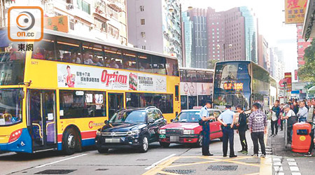 的士與私家車碰撞，令彌敦道大塞車。（讀者提供）