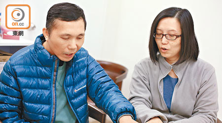 李太經常與陪伴丈夫積極進行認知及語言練習，希望可令他早日康復。（黃仲民攝）