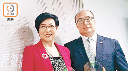 劉楚釗（右）及李淑貞（左）獲申訴專員頒嘉許獎，表揚他們積極面對投訴。（受訪者提供）
