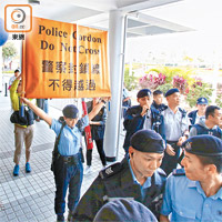 警方舉起黃旗警告示威者。
