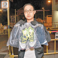 警方檢走疑犯的衣服及鞋。