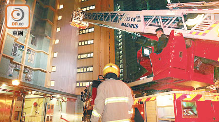 消防升起鋼梯向單位撲救。