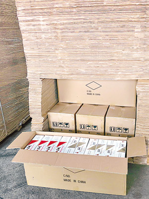 海關發現一批包裝用紙箱遭掏空以收藏私煙。（海關圖片）