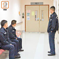 案發後有多名警員在九龍醫院病房外駐守。（蘇仲賢攝）