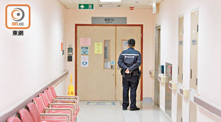 昨日仍有警員在九龍醫院病房外駐守。（張開裕攝）