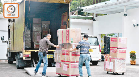 曾俊華官邸外昨有人將物品搬運上貨車。（徐家浩攝）