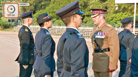 香港警方邀請英國軍方人員來港，指導香港警察儀仗隊，被轟自我矮化。