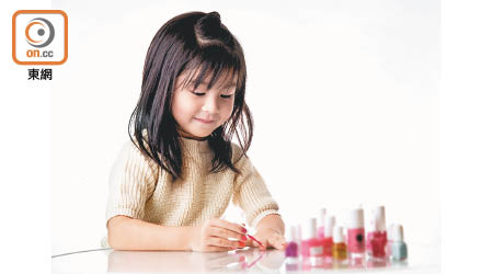 消委會指兒童有機會從剝落的指甲油攝入重金屬。（消委會提供）