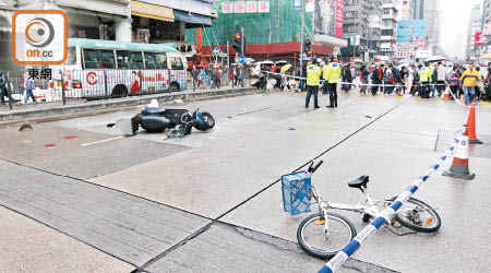 電單車及單車倒地損毀。（林少兒攝）