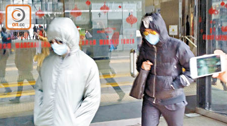 女被告朱柳英（左，淺色衣）和男被告吳美全（右）昨以口罩及墨鏡等遮掩臉容離庭。