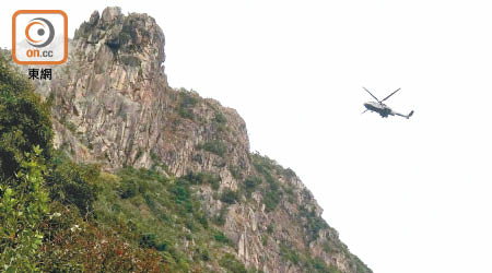 直升機在獅子山上空盤旋搜索。