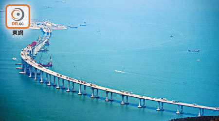 港珠澳大橋香港接線工程仍在進行，三地能否同步通車仍存變數。（資料圖片）