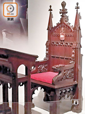 展覽展出具百年歷史的聖約翰座堂主教座。