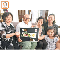 廖震豪（左二）表示五色餃子由外婆及母親攜手創製。