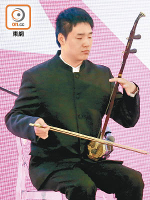 楊恩華背誦曲譜，苦練二胡，短短七年便考獲二胡十級資格，並在多個國際音樂比賽獲獎。（黃仲民攝）