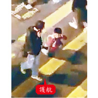 男童在行人輔助線跪行過馬路，有途人「護航」。（互聯網圖片）