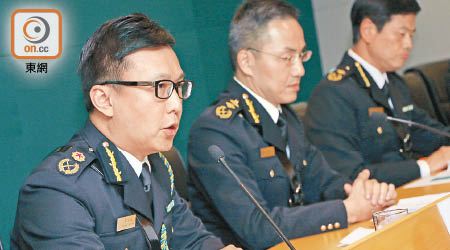 鄧以海（左）指去年有卅四名免遣返聲請人被拘捕，多涉毒品罪行。（黃知樂攝）