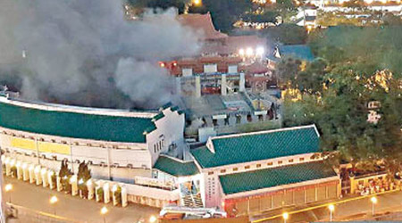 黃大仙祠失火，冒出大量濃煙。（互聯網圖片）