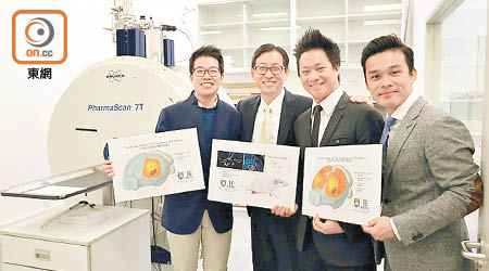 吳學奎（左二）指新技術有助了解腦神經疾病病因。旁為研究團隊其他成員。（港大提供）