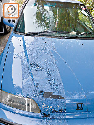 私家車的車頭冚被淋潑起漆水。（林珮淇攝）