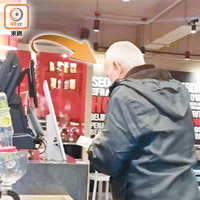 其後俄羅斯男子叫咖啡店員幫忙，將乞討回來的硬幣兌換為紙幣。