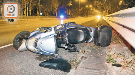 肇事電單車橫亘路邊。（葉嘉文攝）