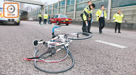 傷者單車變形，警員在場調查。（沈厚錚攝）