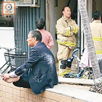 事主用腳踩熄火後，坐於屋外石壆助查。