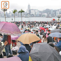 市區下午起細雨不停，霸位市民要撐開雨具。