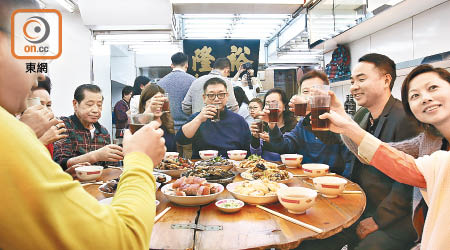 裕隆號海味舖筵開兩席，家人共聚開飯。（黃偉邦攝）