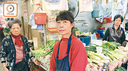 馮婆婆（左）三母女賣菜半世紀，遭食環署以越界為由迫遷感到無奈。（梁耀榮攝）