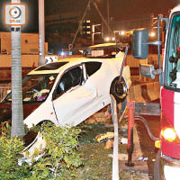 私家車直插入花槽。（李國健攝）