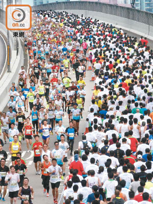 渣打馬拉松賽事有七萬多人參與，跑速不當或增受傷風險。（資料圖片）