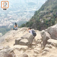 獅子山<br>一名女子坐在獅子山山頂崖邊，雙腳「吊吊揈」。