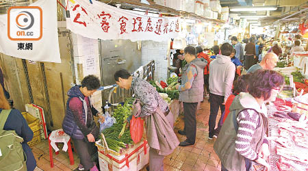 被勒令本月一日結業的菜檔，昨在圍封物件外續營業。（高嘉業攝）