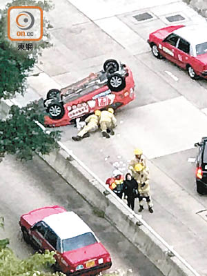 消防員從反肚私家車內將受傷女學神扶到路邊。（讀者提供）