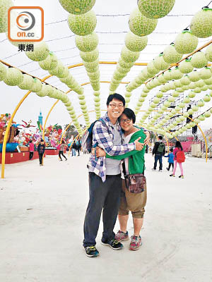 羅鎮祺（左）及太太希望子女接受「華德福教育」而移民台灣。（受訪者提供）